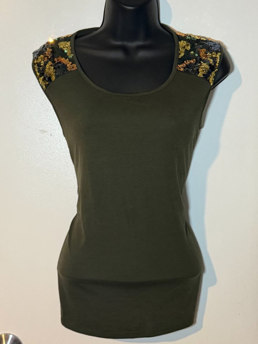 🎀 Juicy Couture Tank Top XS EUC Olive Green Sequin Shoulder Embellished